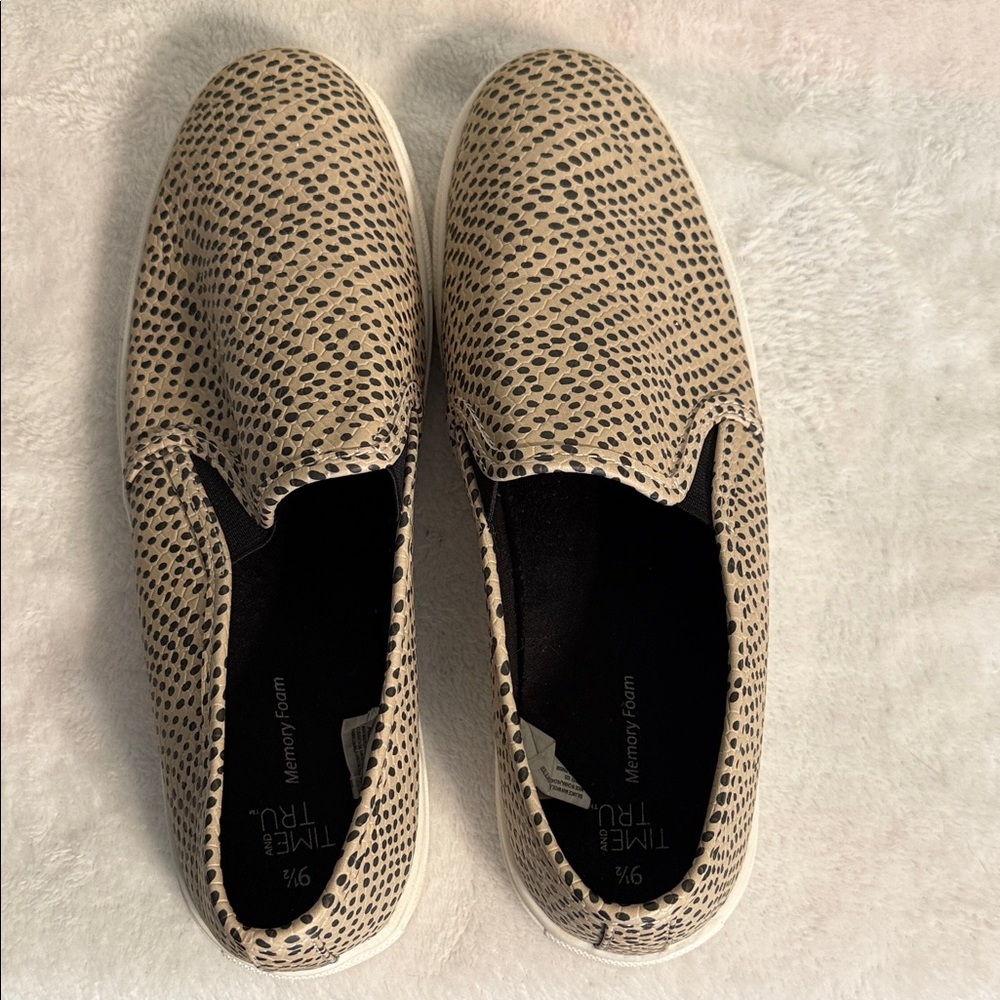 Time and Tru Black and Tan Patterned Loafers